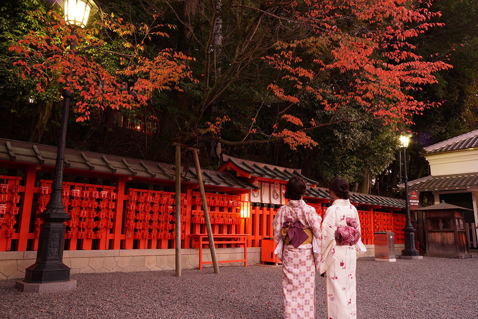 朱色の鳥居と紅葉が見事に調和 京都 伏見稲荷大社の神秘的な紅葉 Caedekyoto カエデ京都 紅葉と伝統美を引き継ぐバッグ
