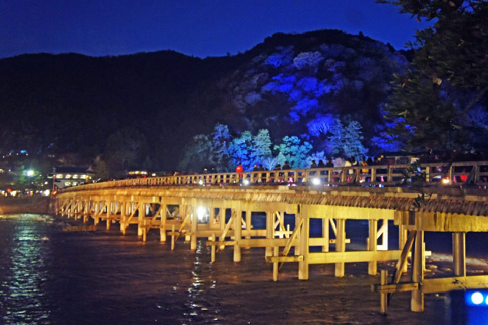 京都 嵐山のシンボル的存在の渡月橋を含む周辺は絶好の紅葉スポット 渡月橋とその周辺の紅葉に関する情報をまとめました Caedekyoto カエデ京都 紅葉と伝統美を引き継ぐバッグ