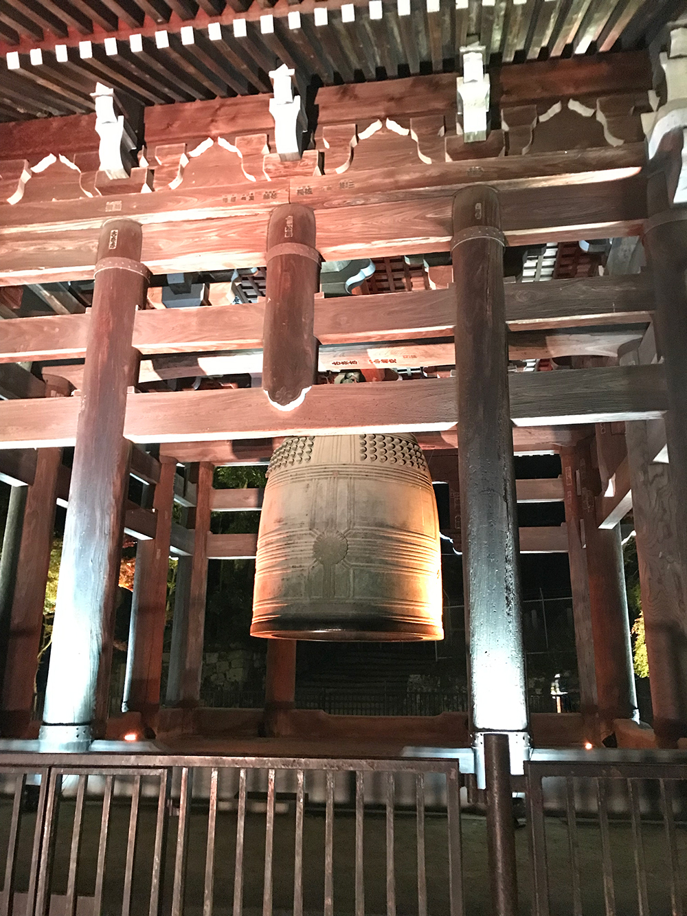 京都の知恩院のライトアップ　除夜の鐘