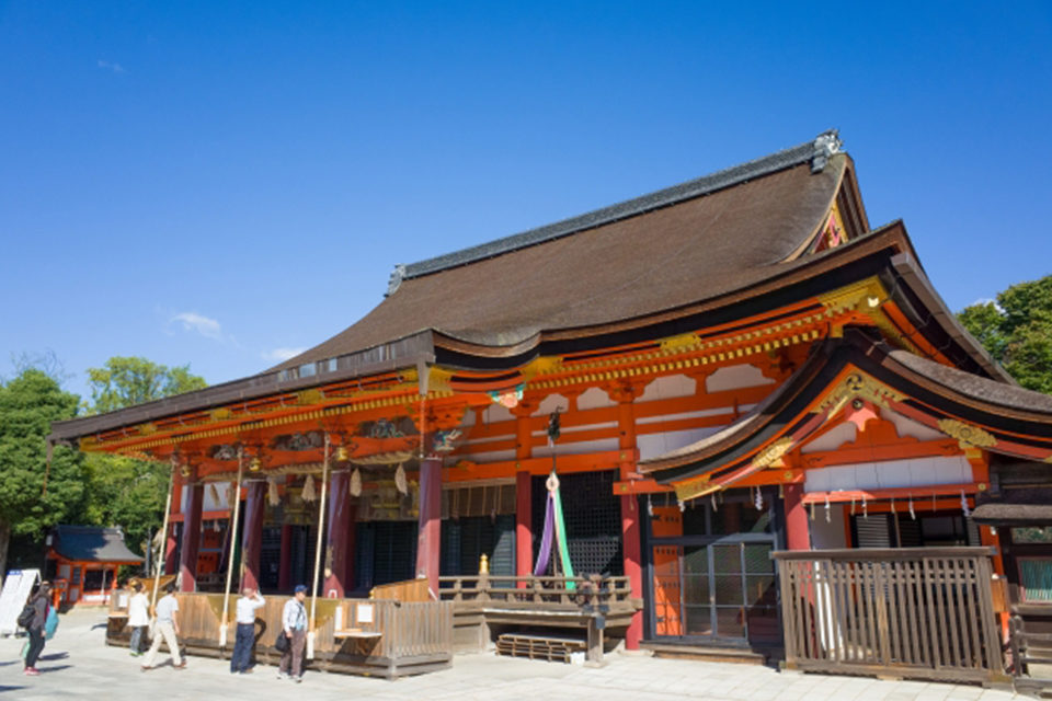 祇園祭でお馴染みの八坂神社、紅葉の話題は少ないようでも、実はがっつりお奨めスポットがあります