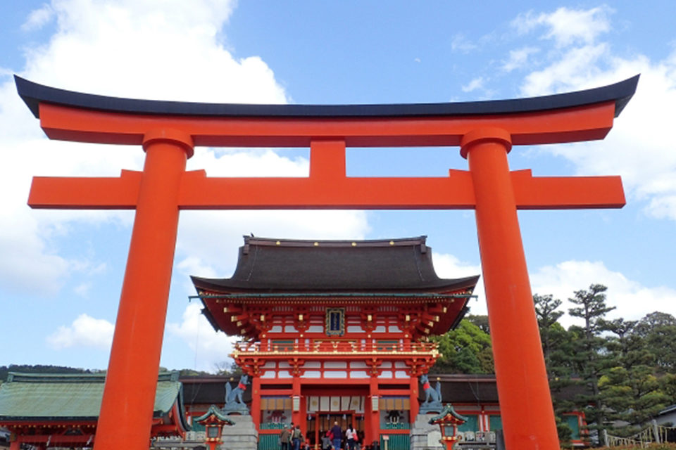 朱色の鳥居と紅葉が見事に調和 京都 伏見稲荷大社の神秘的な紅葉 Caedekyoto カエデ京都 紅葉と伝統美を引き継ぐバッグ