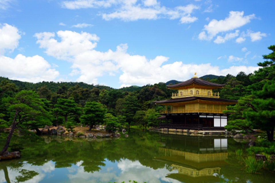 金閣寺の自然との美しいコラボレーションなど見所をご紹介 Caedekyoto カエデ京都 紅葉と伝統美を引き継ぐバッグ