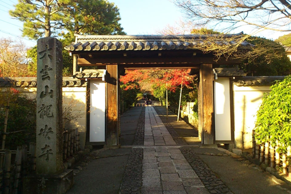 東洋の神秘思想 Zen を象徴する濃密な 石庭 こと方丈庭園と 彩りも豊穣な鏡容池で楽しむ龍安寺の秋 Caedekyoto カエデ京都 紅葉と伝統美を引き継ぐバッグ