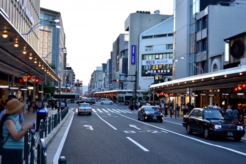 京都を代表する繁華街 四条通 時代の中で 四条通の顔も少しずつ変わっていきます 四条通に見る今昔物語あれこれ Caedekyoto カエデ京都 紅葉と伝統美を引き継ぐバッグ