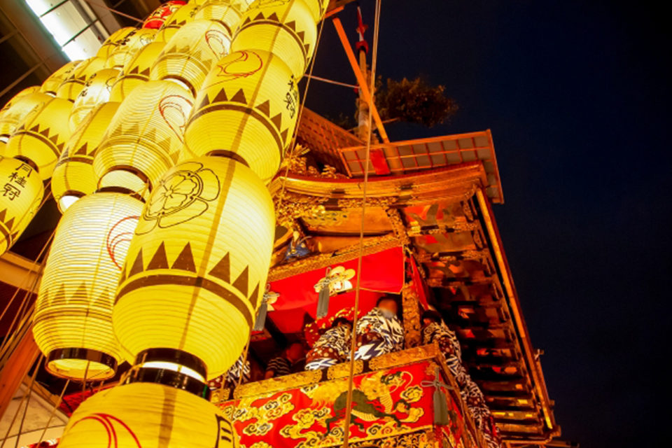 お祭りや縁日の必須アイテムといえば屋台で決まり 祇園祭ほか 屋台が並ぶお祭りと屋台の周辺事情あれこれ Caedekyoto カエデ京都 紅葉と伝統美を引き継ぐバッグ