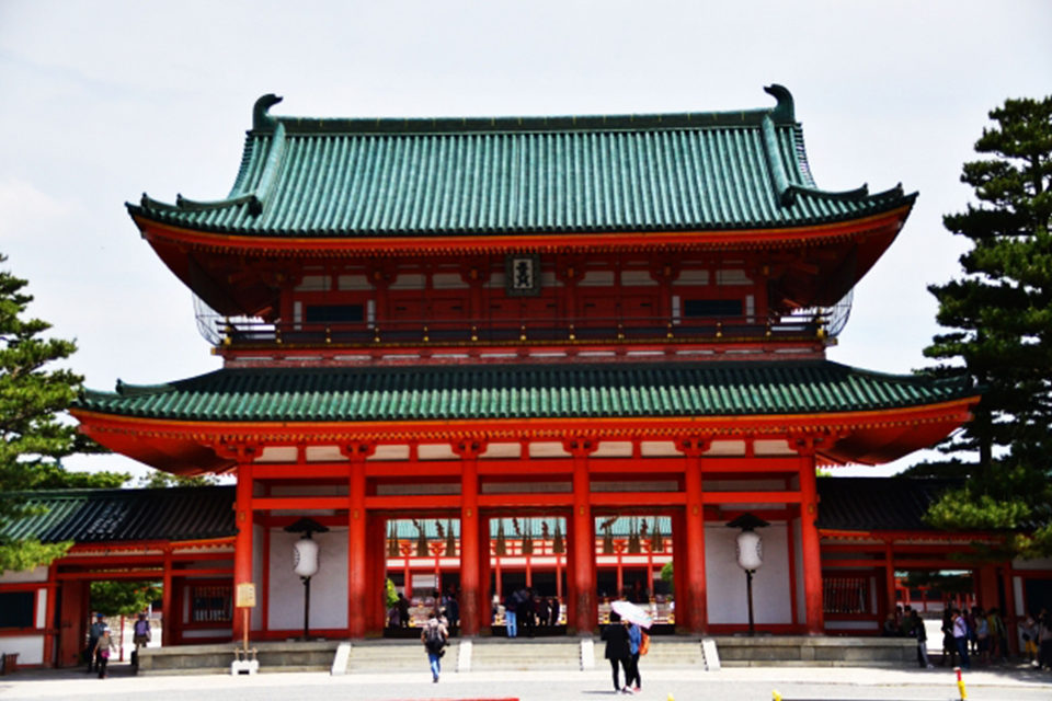 平安王宮をコンパクトに！春には京都を代表する桜スポットの平安神宮、その秋の魅力を大解剖