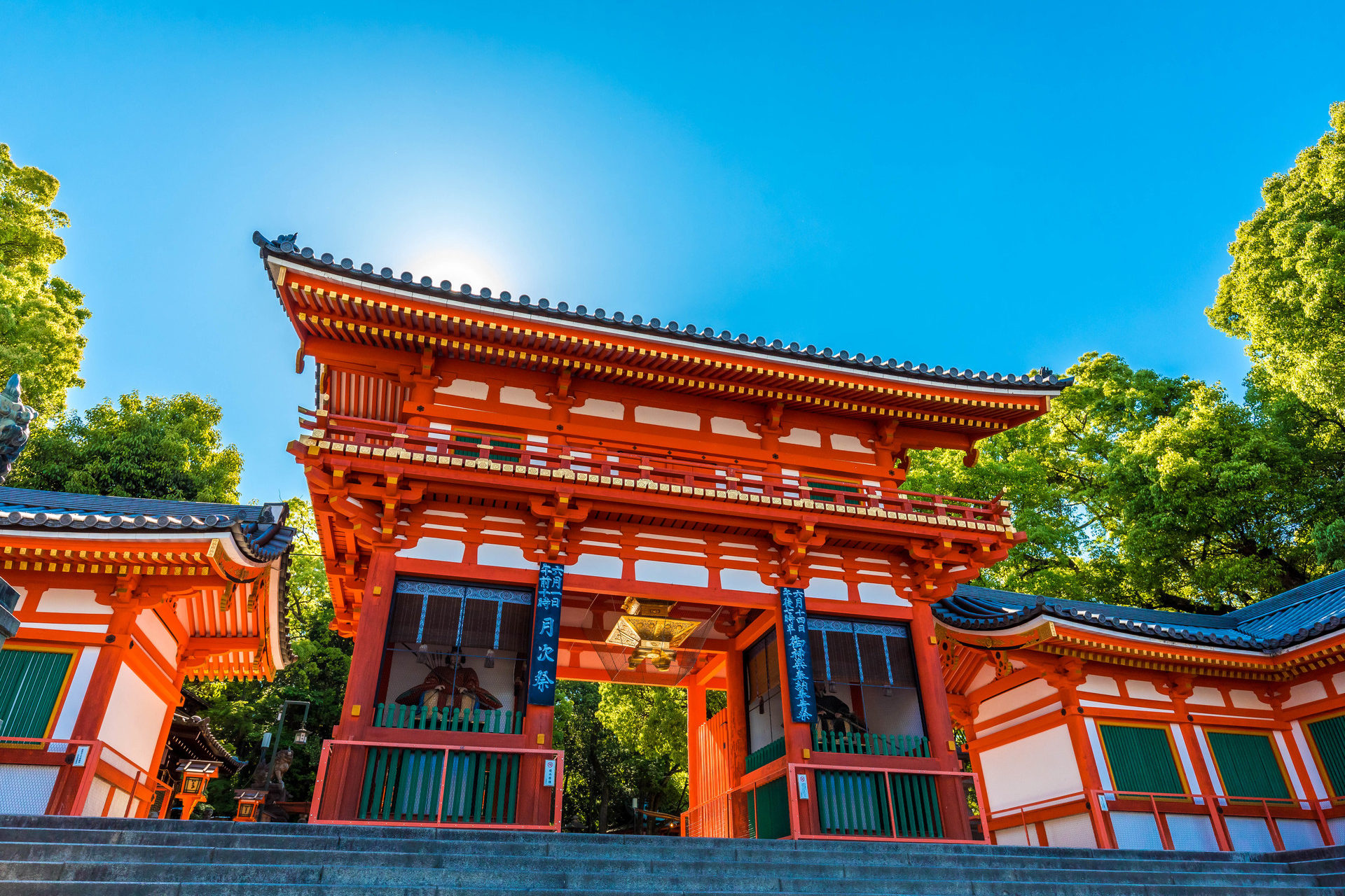 様々なパワーが集まる八坂神社とは Caedekyoto カエデ京都 紅葉と伝統美を引き継ぐバッグ