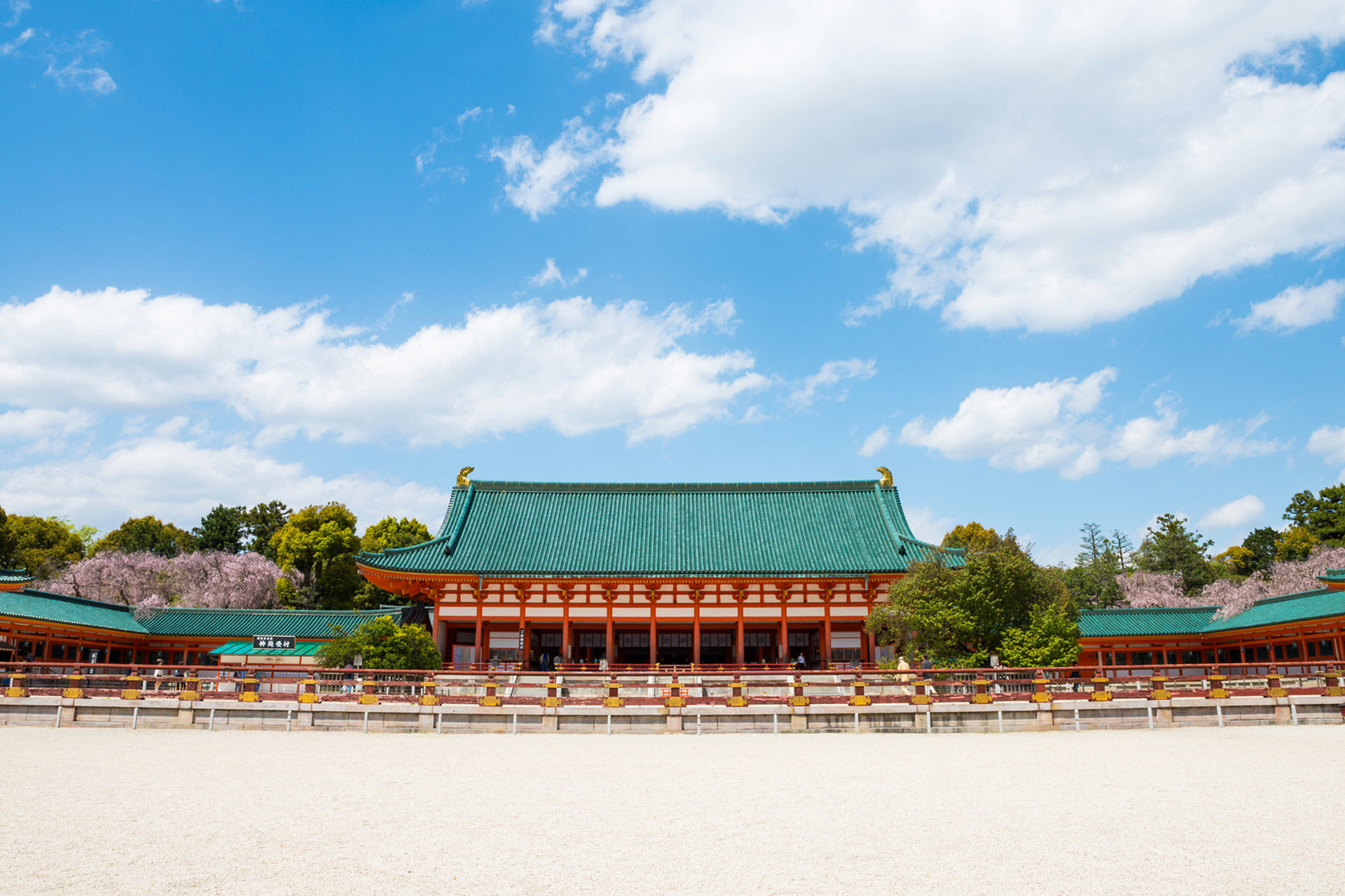 京都の平安神宮で見られる 桜の絶景とは Caedekyoto カエデ京都 紅葉と伝統美を引き継ぐバッグ