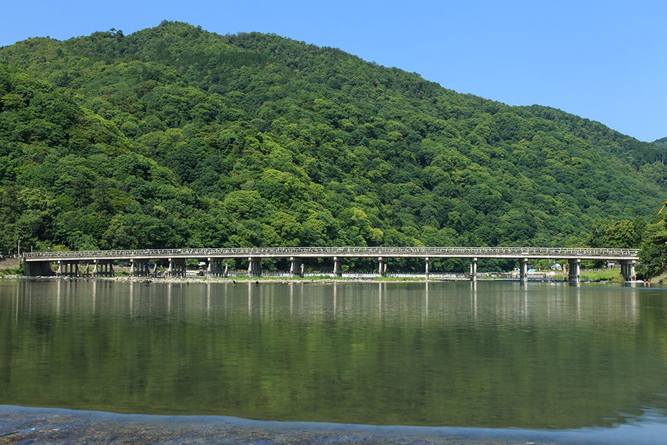 平安時代から人々を魅了してきた景勝地 心洗われる風光明媚な嵐山を散策 Caedekyoto カエデ京都 紅葉と伝統美を引き継ぐバッグ