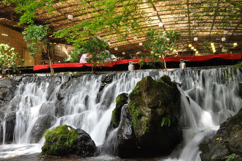 貴船の水流が清涼感あふれる京都の奥座敷で川床を楽しもう Caedekyoto カエデ京都 紅葉と伝統美を引き継ぐバッグ