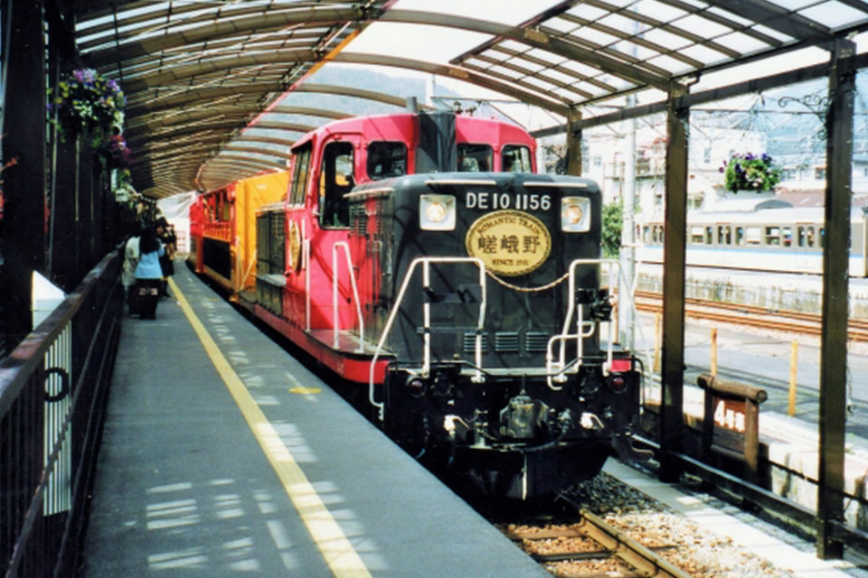 京都　紅葉　嵯峨野トロッコ列車