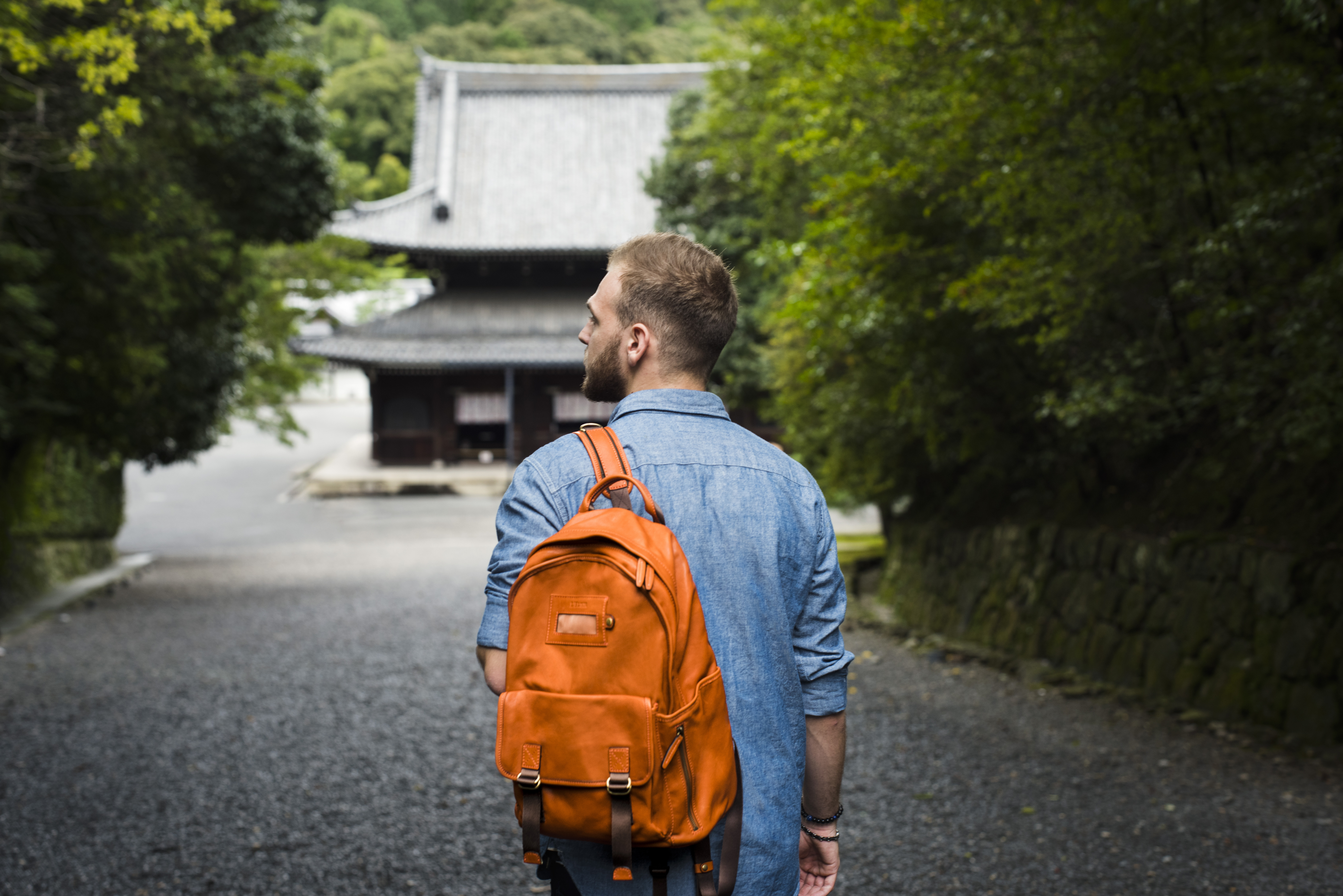 泉涌寺下り参道にてヌーメロリュックで歩くアレク氏