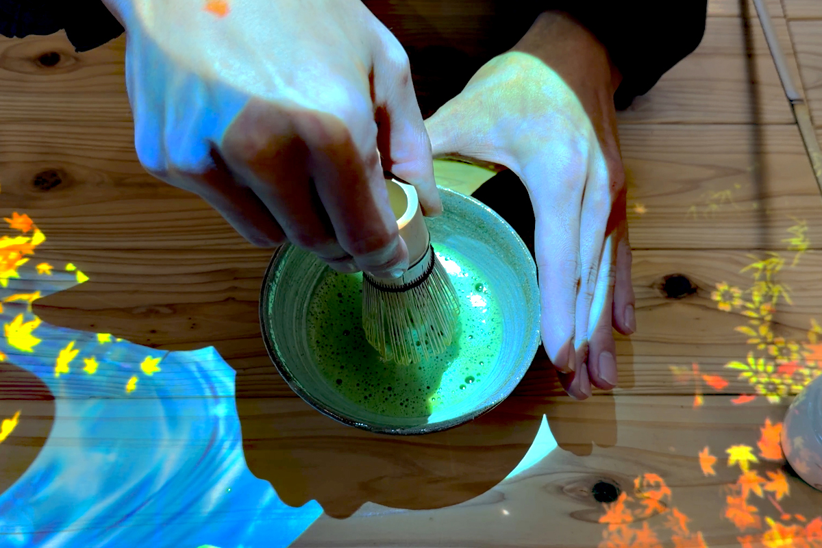 京都の新名所NIWAの点茶風景